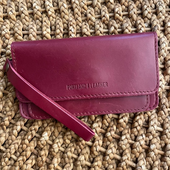 Portland Leather Goods ‘Almost Perfect’ Lily Wristlet in Boysenberry - Picture 2 of 8